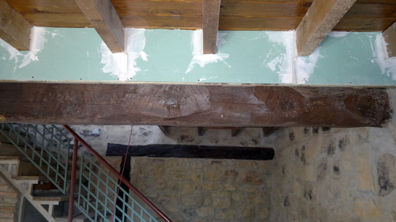 Tapar vigas de madera con pladur.