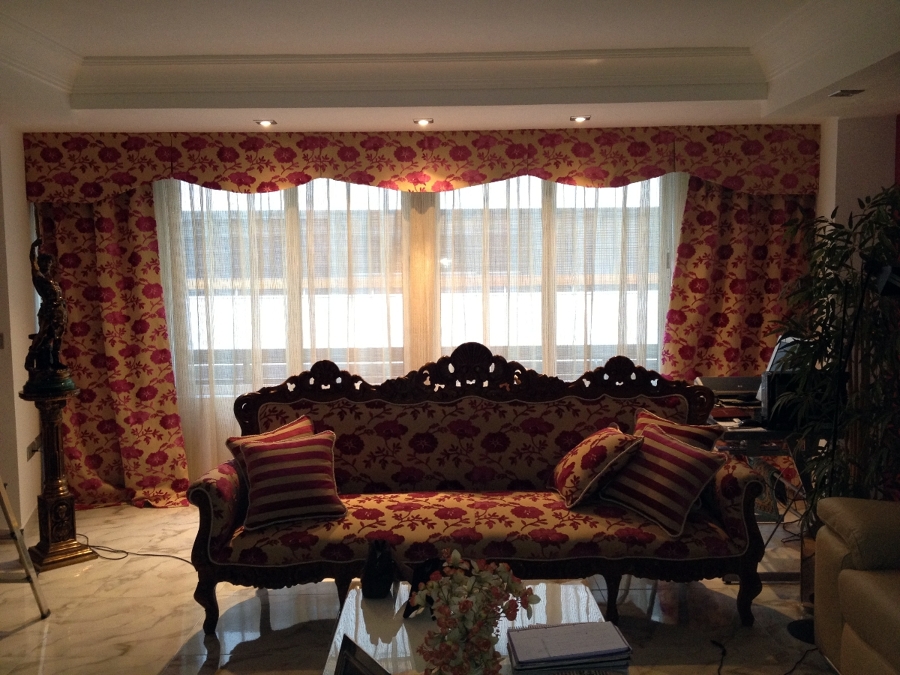 tapizado de sillón y cortinas