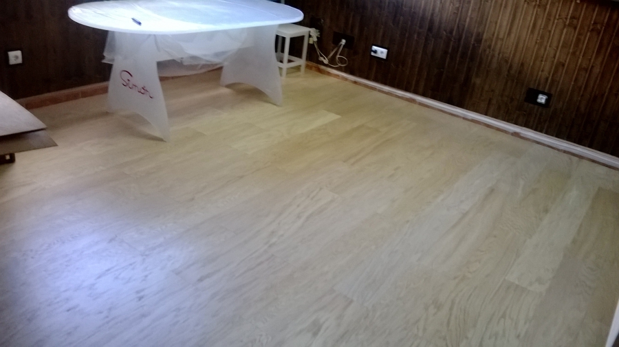 tarima de chapa natural de roble y friso madera nogal