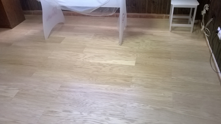 tarima de chapa natural de roble y friso madera nogal