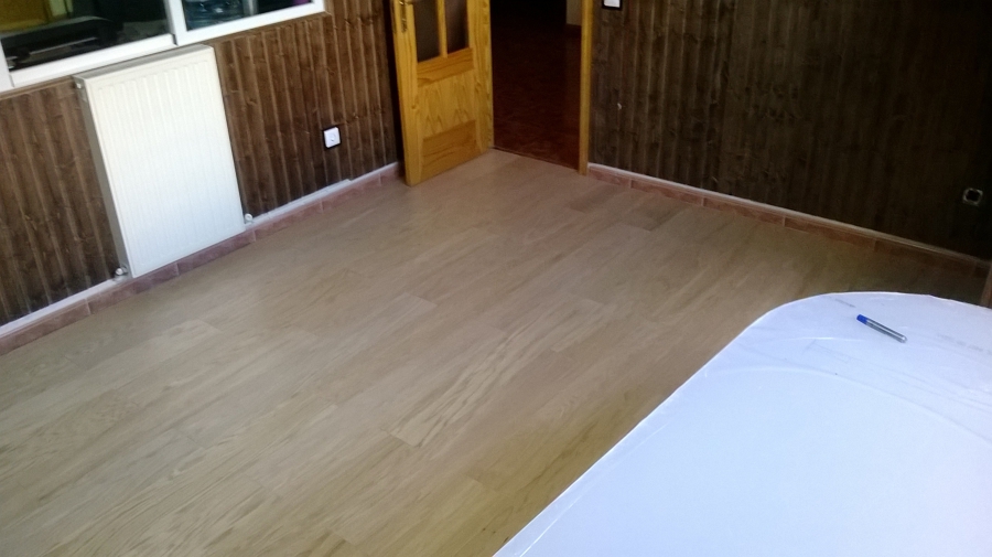 tarima de chapa natural de roble y friso madera nogal