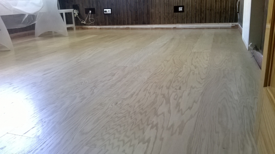 tarima de chapa natural de roble y friso madera nogal