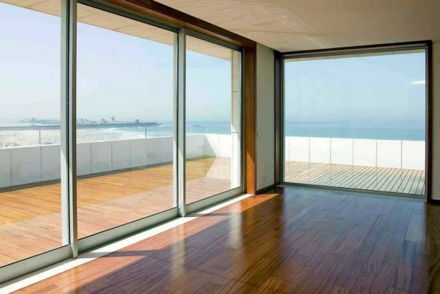 Tarima de exterior e interior.