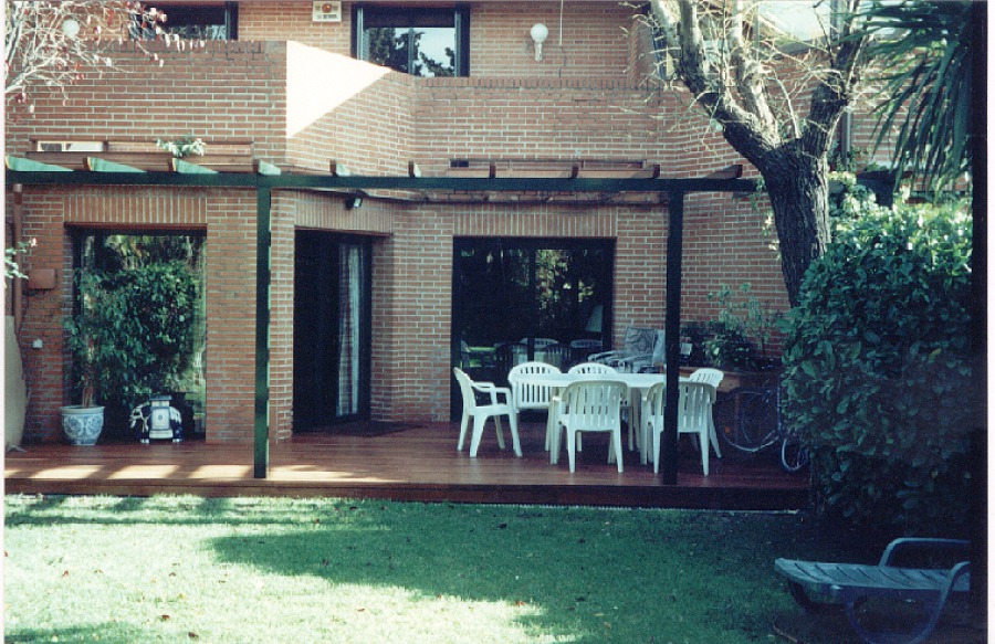 Tarima de exteriores en jardín