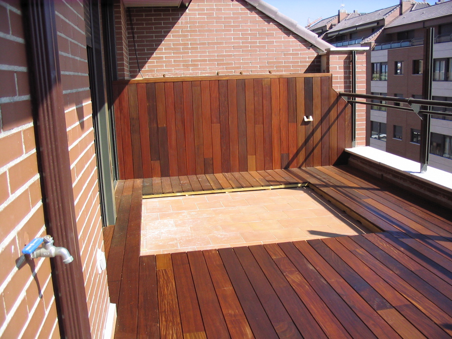 Tarima de exteriores en terraza ático