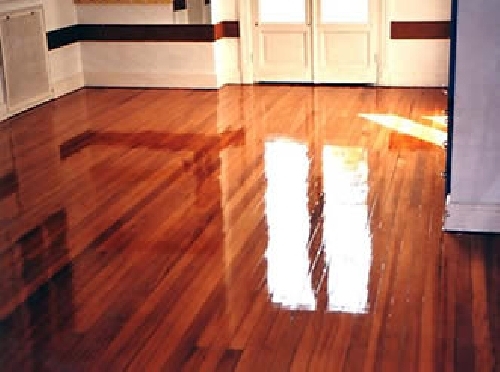 Tarima de madera barnizada