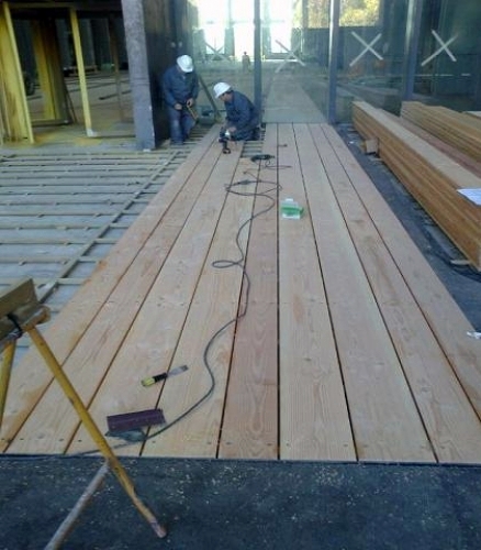 TARIMA DE PINO ATORNILLADA AL RASTREL DE DIMENSIONES ESPECIALES.