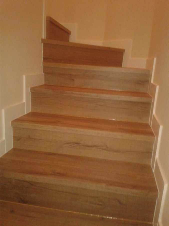 INSTALACION DE TARIMA EN ESCALERA