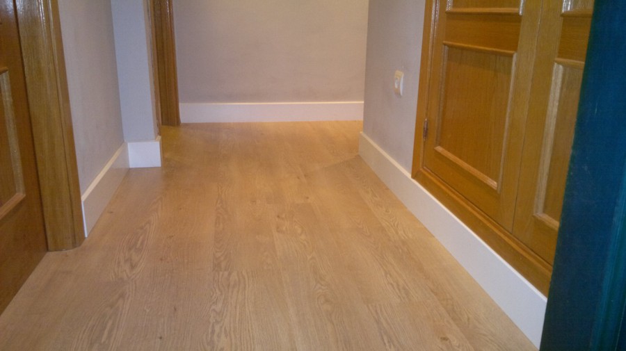 Tarima flotante ac5 rodapies blanco lacado 15cm de altura