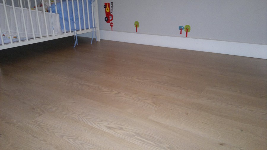 Tarima flotante ac5 rodapies blanco lacado 15cm de altura