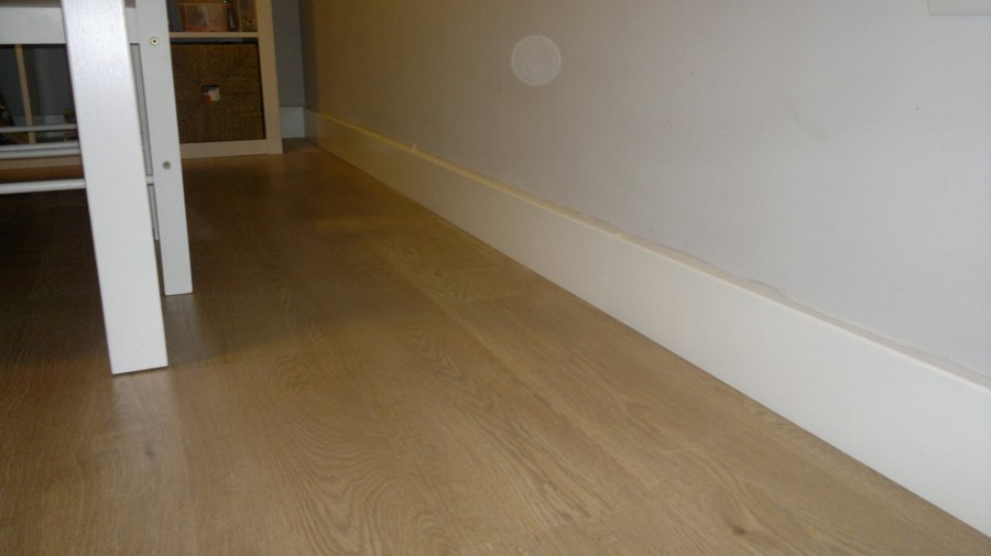 Tarima flotante ac5 rodapies blanco lacado 15cm de altura