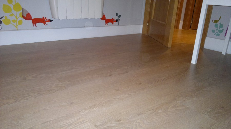 Tarima flotante ac5 rodapies blanco lacado 15cm de altura