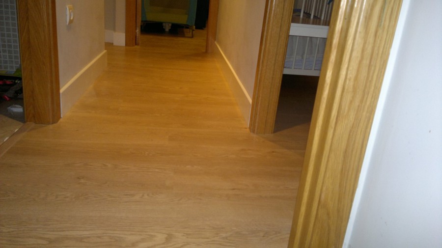 Tarima flotante ac5 rodapies blanco lacado 15cm de altura