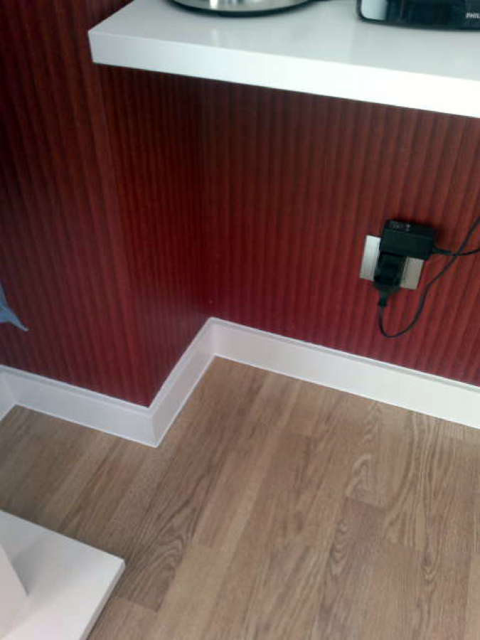 tarima laminada y rodapie lacado 
