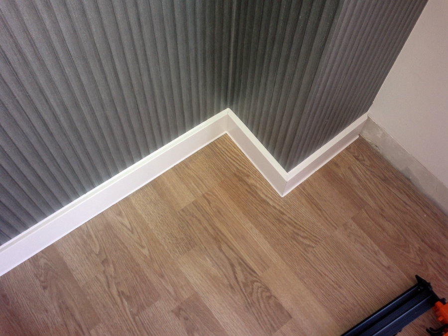 tarima laminada y rodapie lacado 