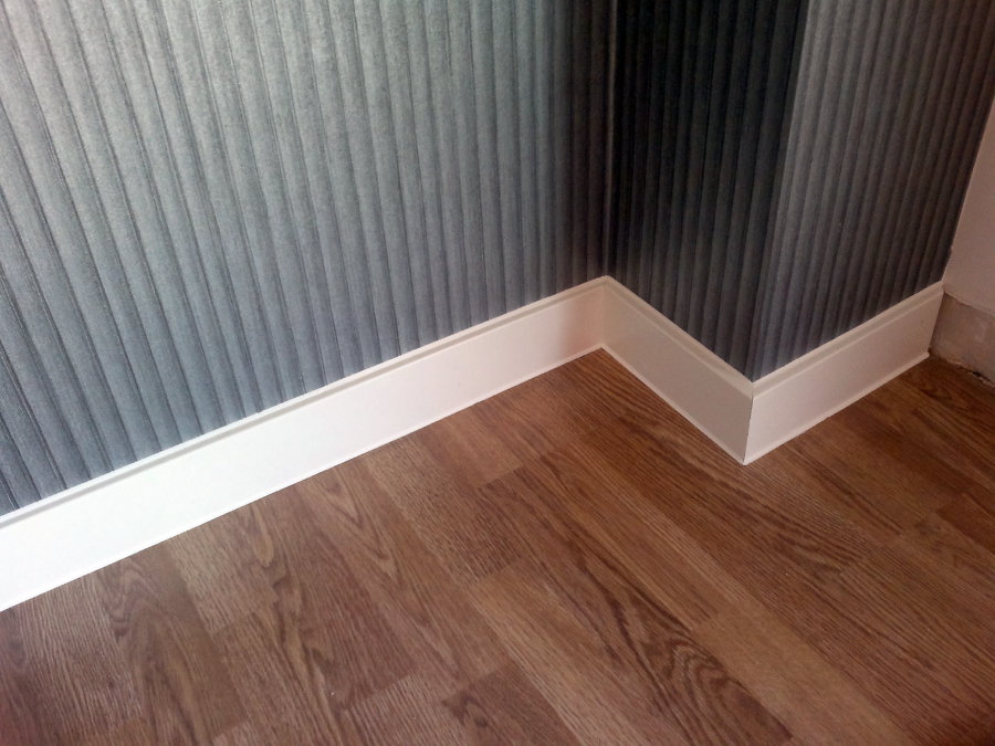 tarima laminada y rodapie lacado 