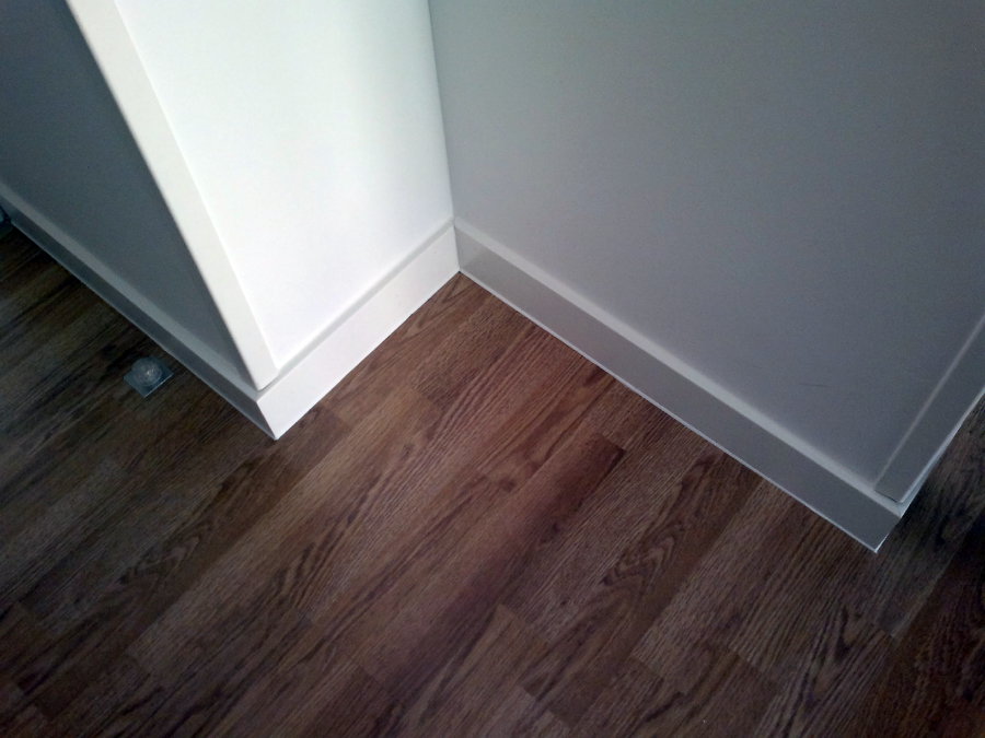 tarima laminada y rodapie lacado 