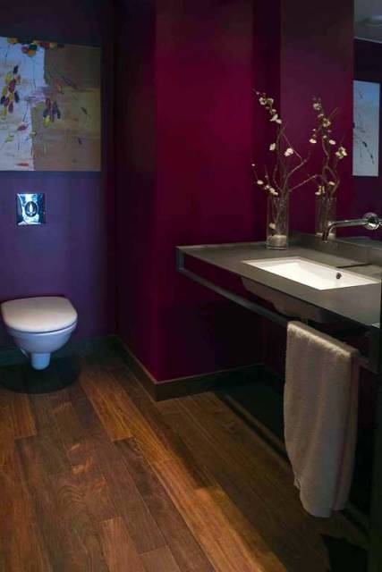 Tarima maciza de Cumarú en baño.