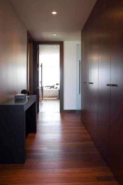 Tarima maciza de Cumarú en vestidor.