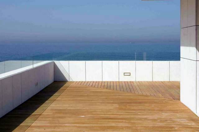 Tarima maciza de Garapa junto al mar.