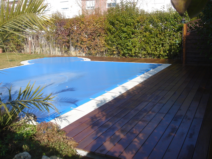 Tarima tropical en piscina