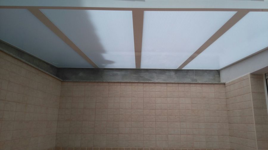 TECHADO DE ALUMINIO CON POLICARBONATO