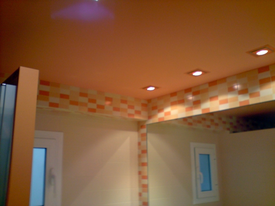 techo baño naranja