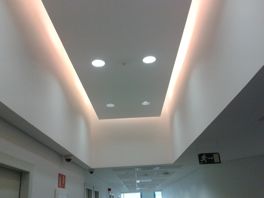 TECHO CON LUCES ESCONDIDAS