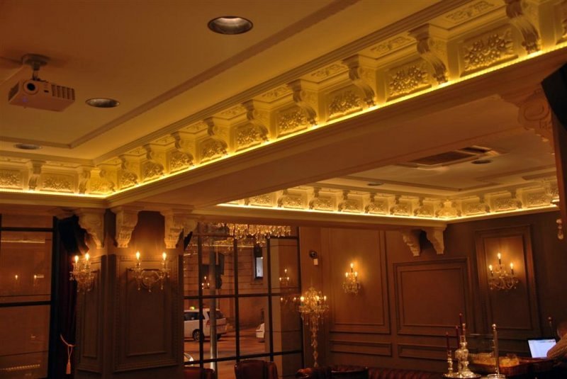 Techo con molduras y cartelas