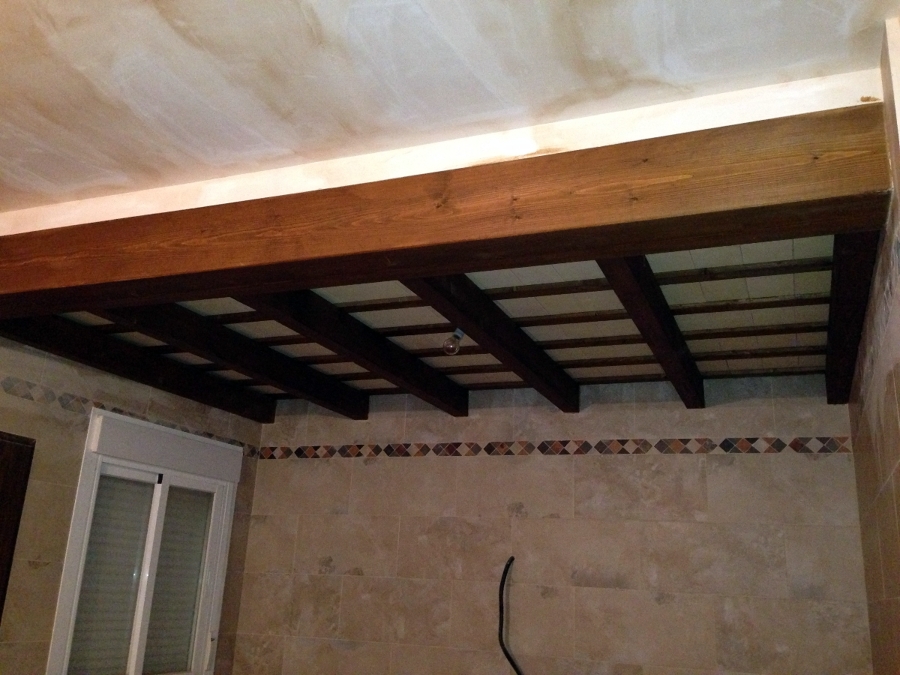 Techo de interior para cocina, vigas de madera y ladrillo de soleria