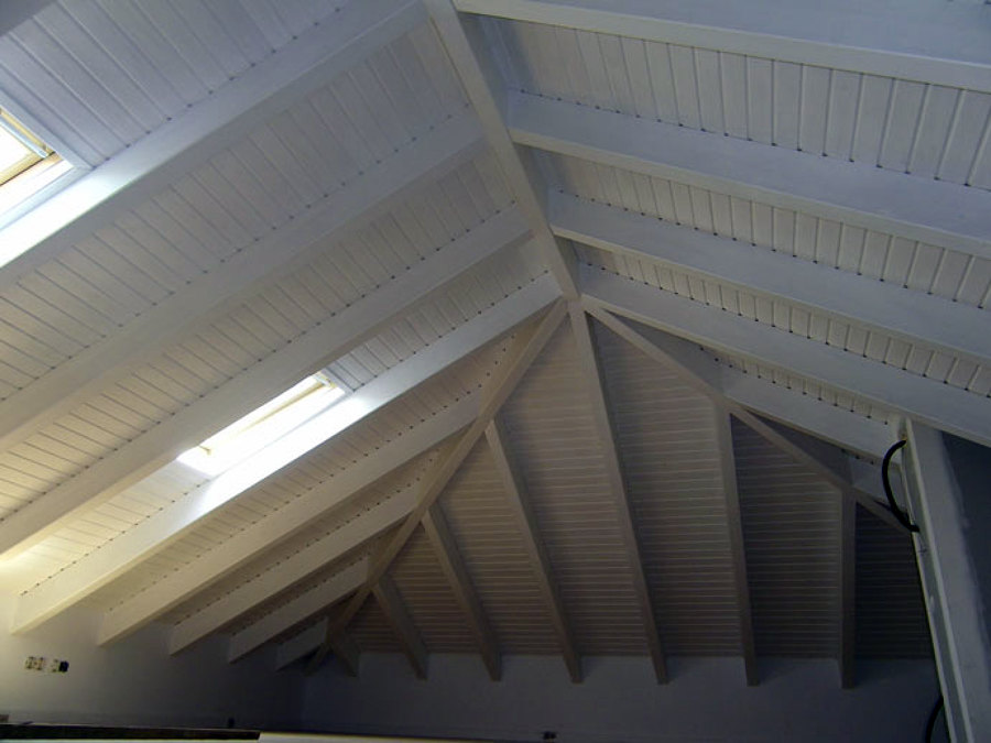Techo de madera pintada.