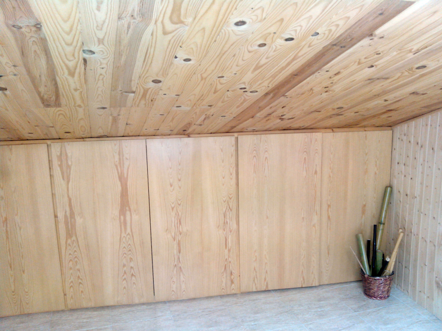 Techo de madera y armarios