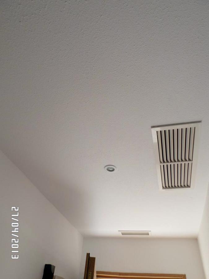 techo de pladur con rejillas de aire acondicionado 