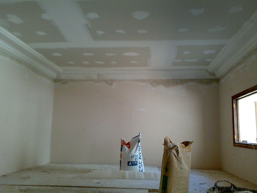 Techo de Pladur y moldura de escayola.