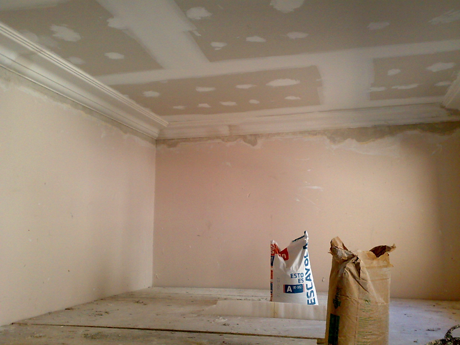 Techo de Pladur y moldura de escayola.