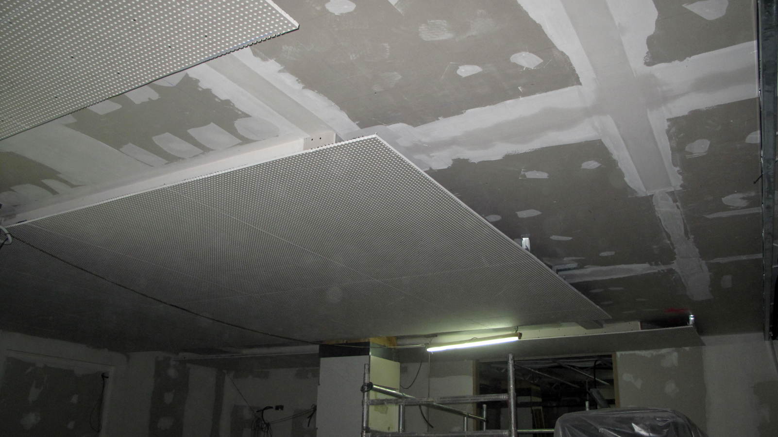 Techo de terminacion sobre techo de insonorización