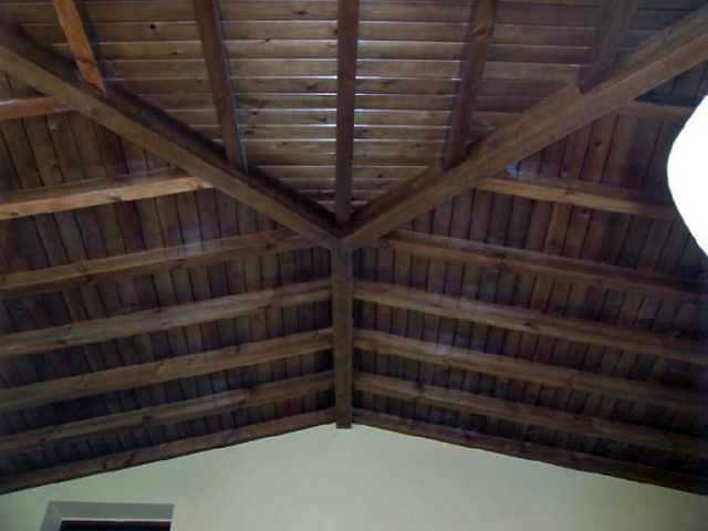 Techo de vivienda en madera