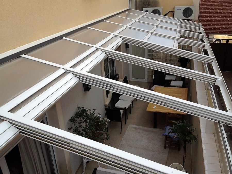 Instalación de techo móvil 75% motorizado con policarbonato celular como cubierta.