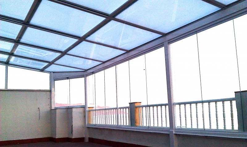 Techo movil con cortinas de cristal 