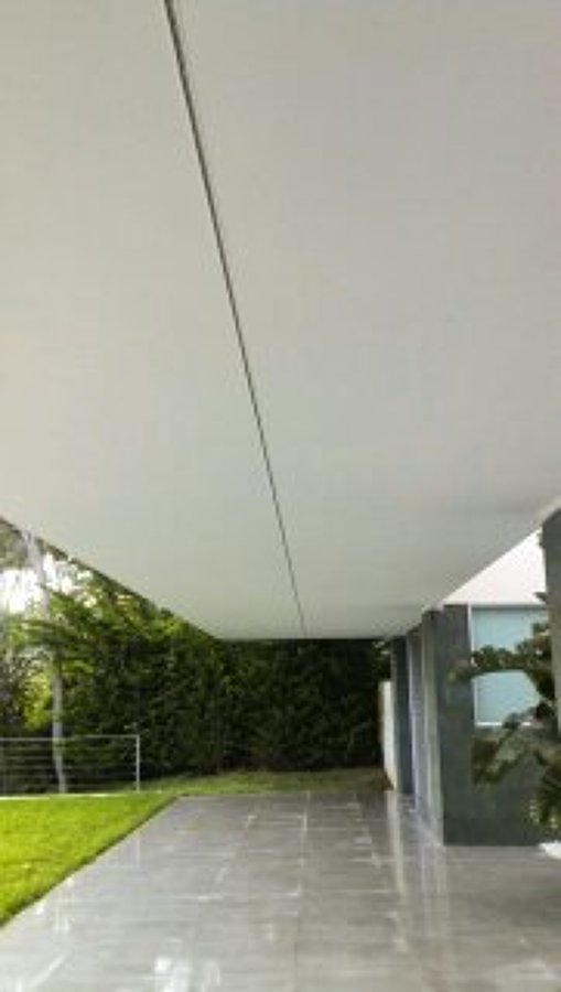 Falso techo exterior terminado y pintado de blanco 