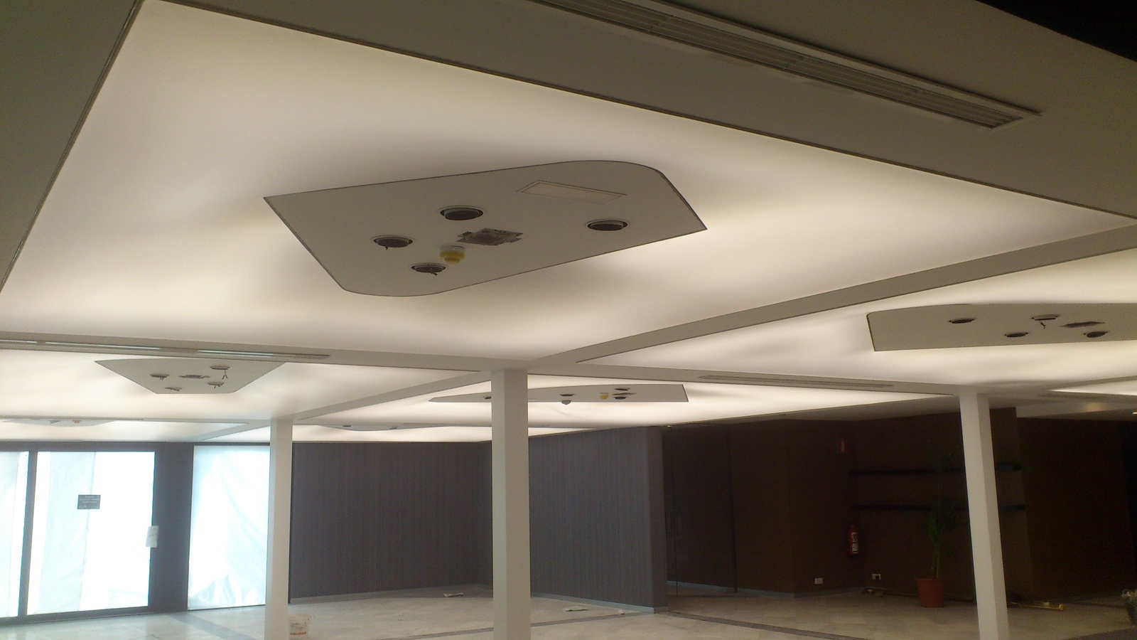 Techo tensado traslucido.