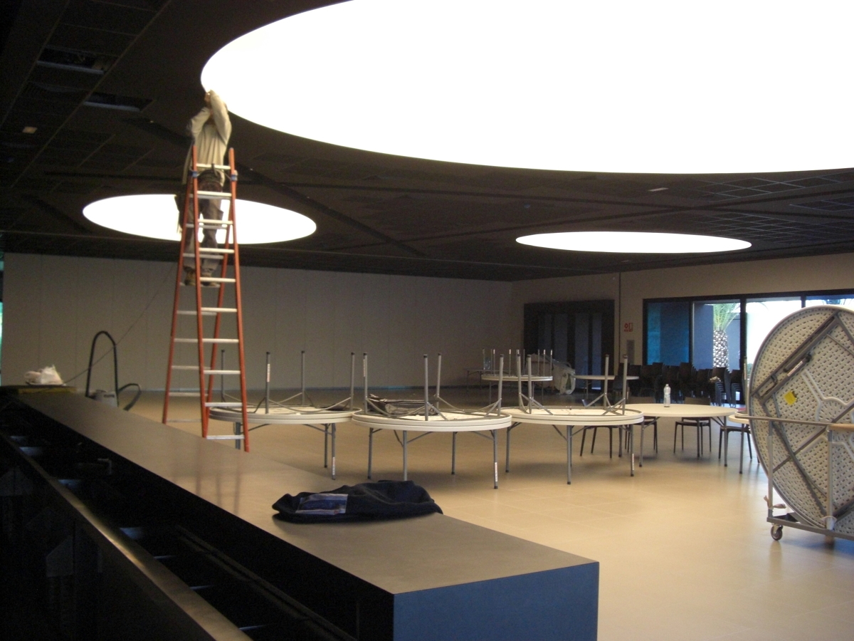 Techo tensado traslucido.