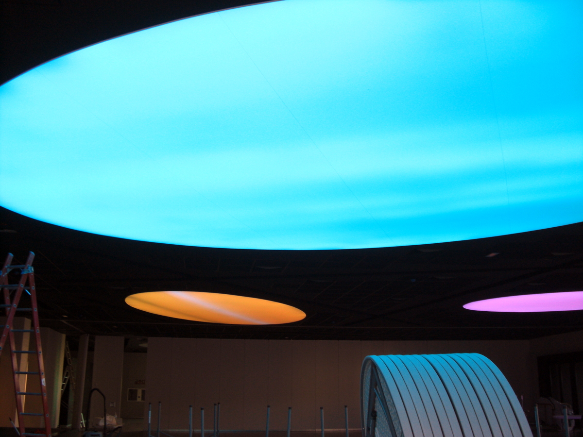 Techo tensado traslucido.