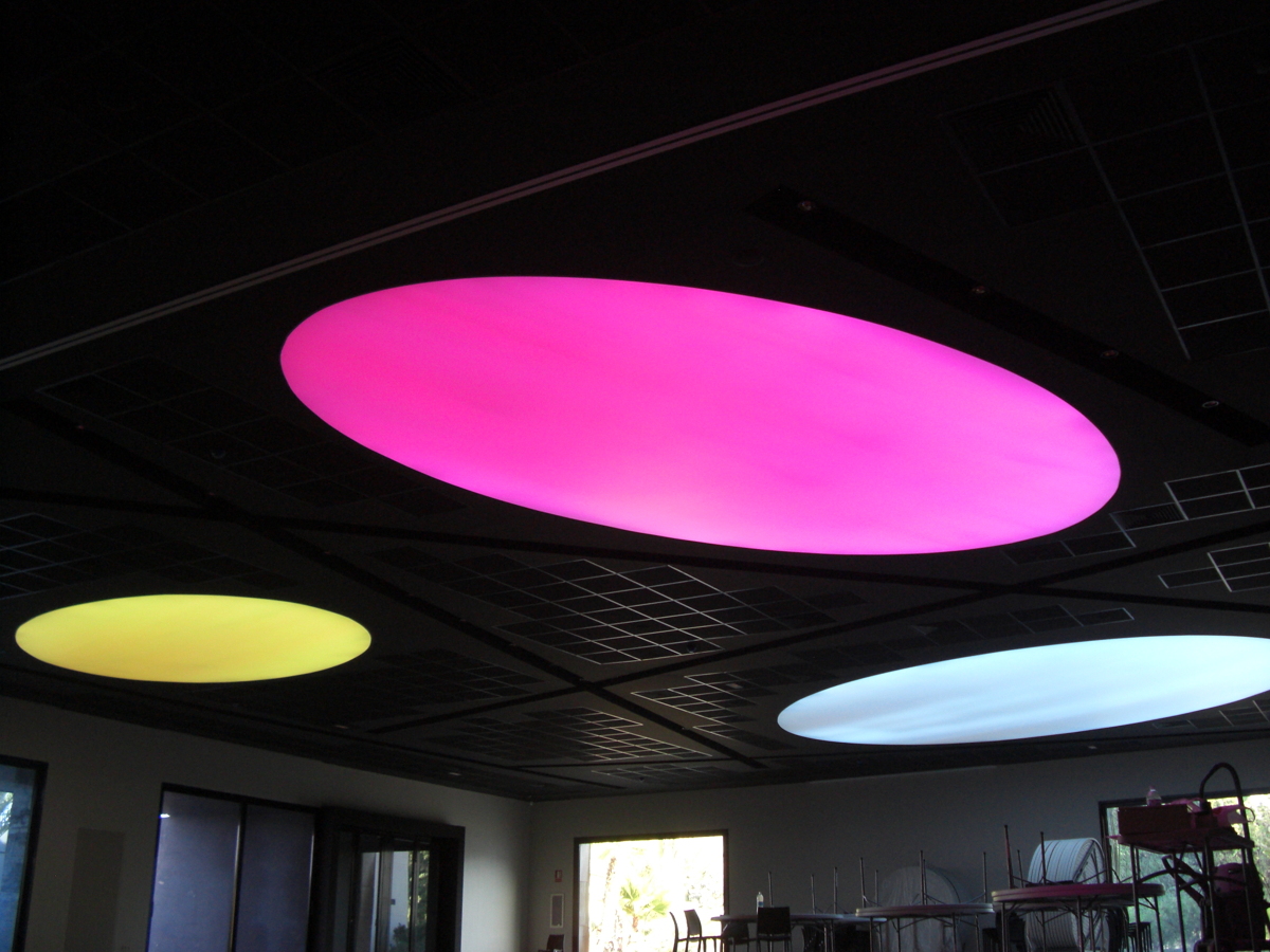 Techo tensado traslucido.