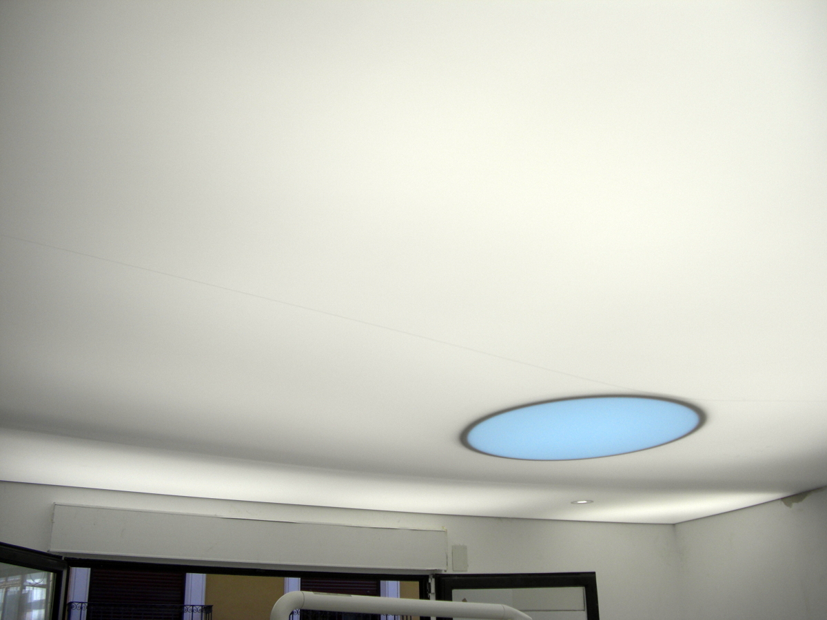 Techo tensado traslucido.