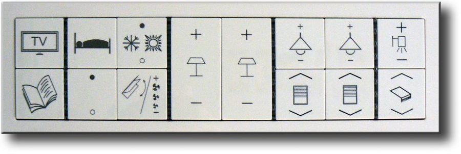 Teclado de control junto al cheslonge en el salón de un apartamento vacacional
