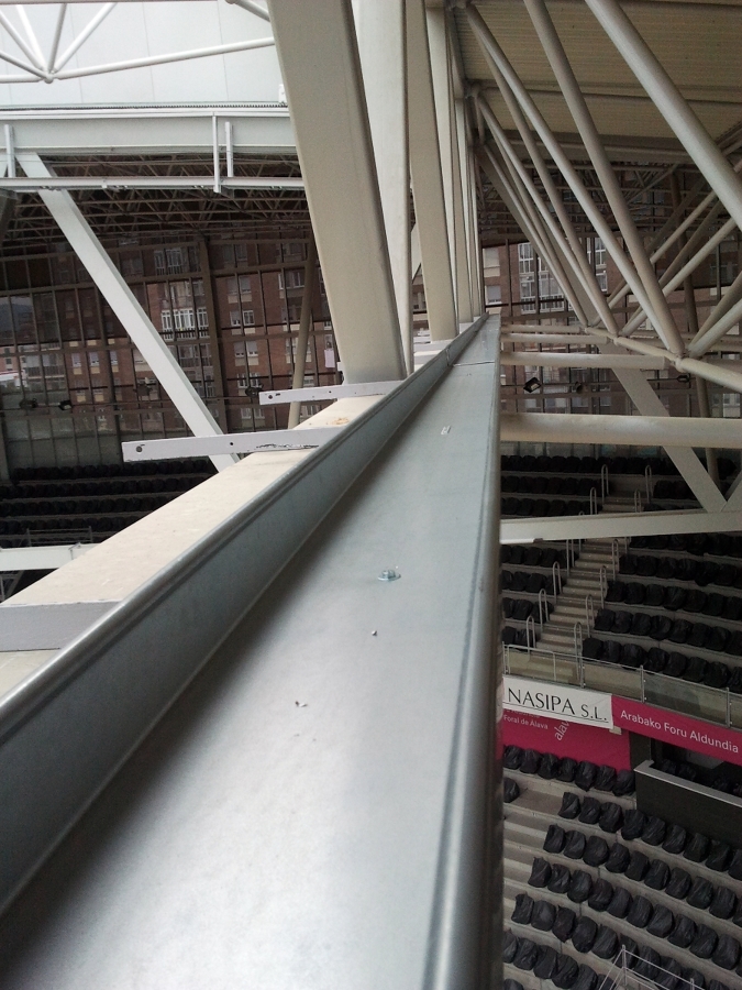 Tendido de canaleta metálica en la plaza de Toros de Vitoria