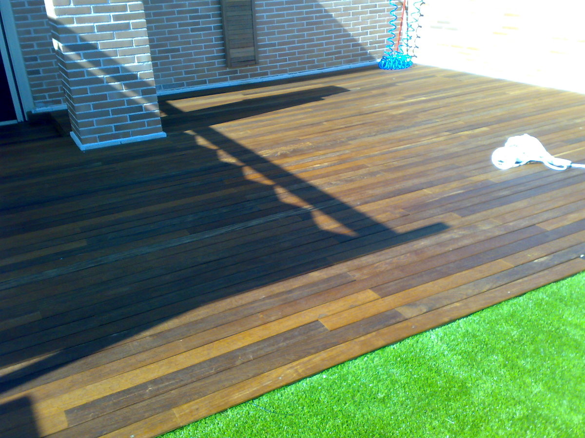 Terasa  con madera  de ipe y cesped artificial 