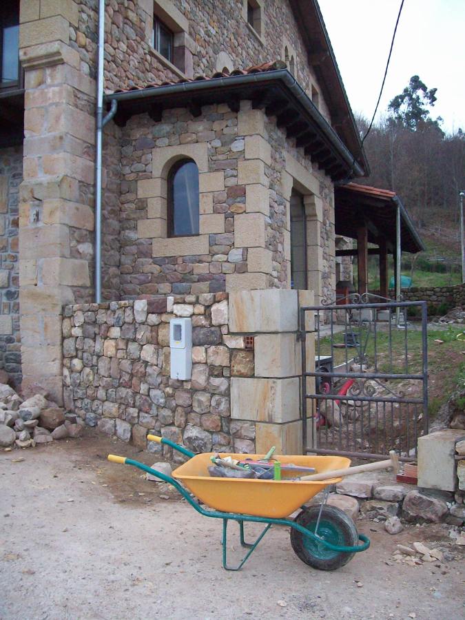 FACHADA Y MURO EN PIEDRA
