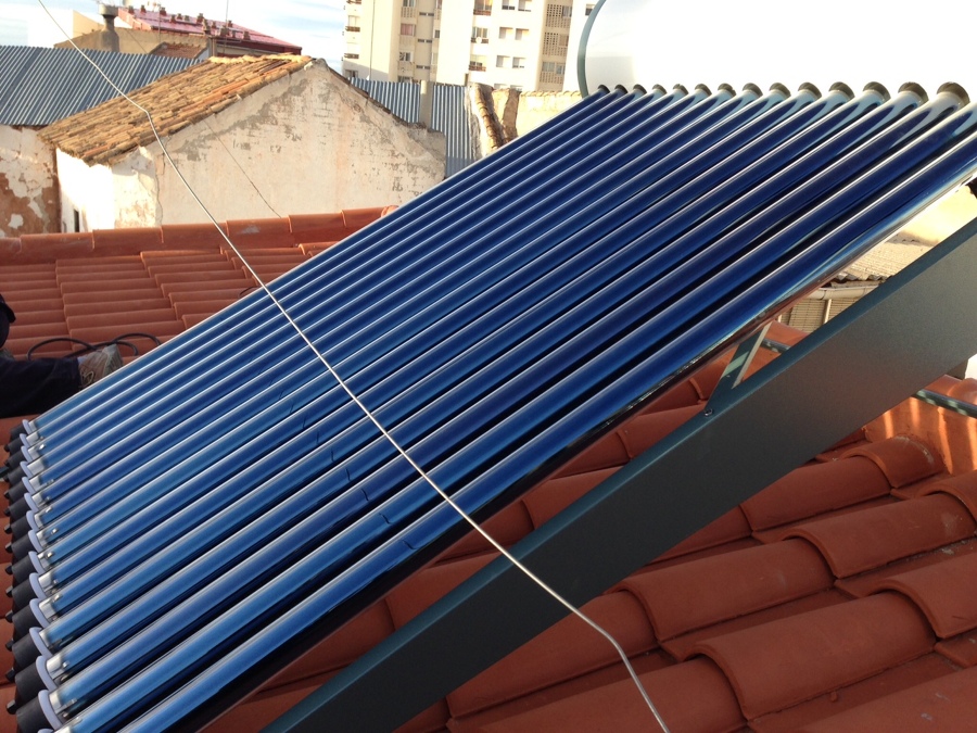 Instalación termosifón con tubos de vacío para ACS vivienda